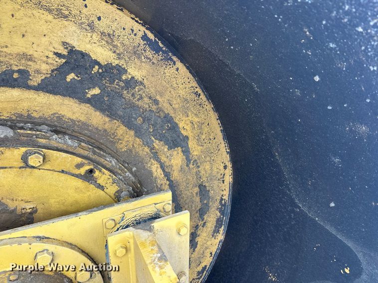 image for item FK1538 1994 Caterpillar CS563 single drum vibratory roller