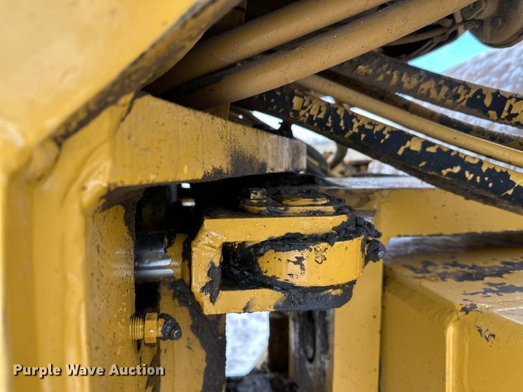 image for item FK1538 1994 Caterpillar CS563 single drum vibratory roller