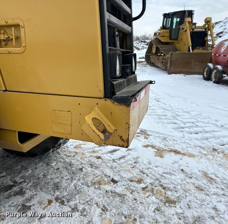 image for item FK1538 1994 Caterpillar CS563 single drum vibratory roller