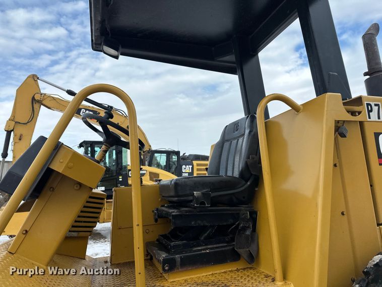 image for item FK1538 1994 Caterpillar CS563 single drum vibratory roller