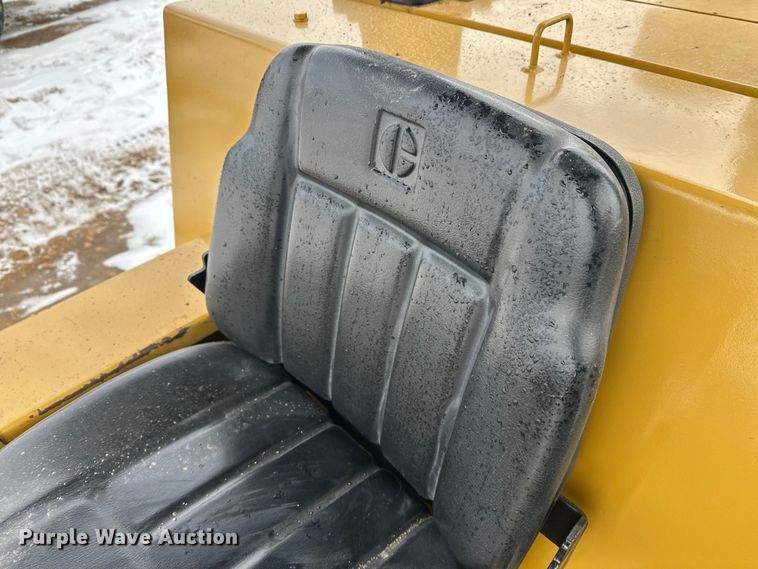 image for item FK1538 1994 Caterpillar CS563 single drum vibratory roller