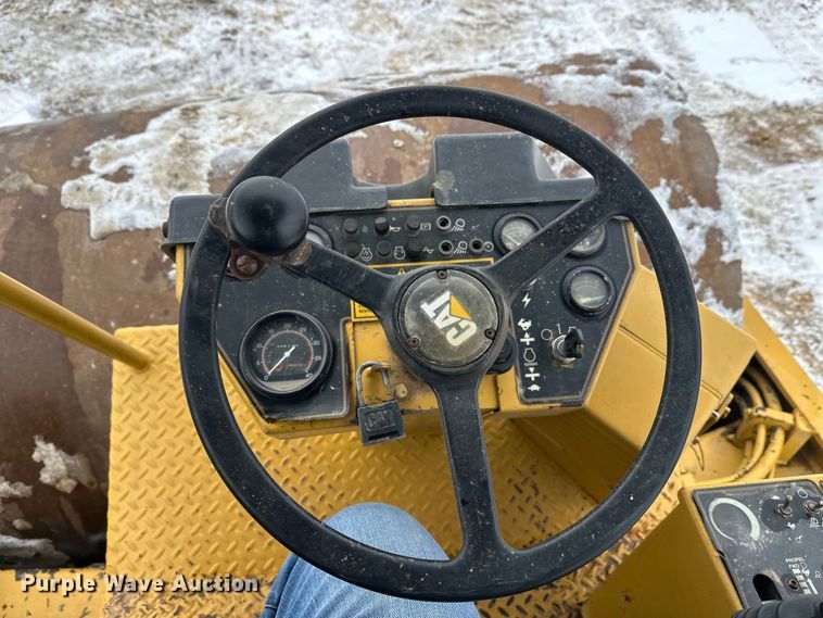 image for item FK1538 1994 Caterpillar CS563 single drum vibratory roller