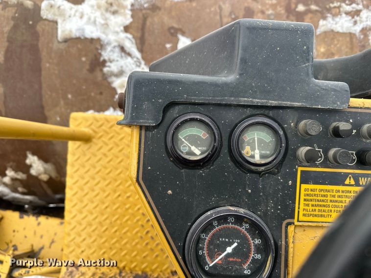 image for item FK1538 1994 Caterpillar CS563 single drum vibratory roller