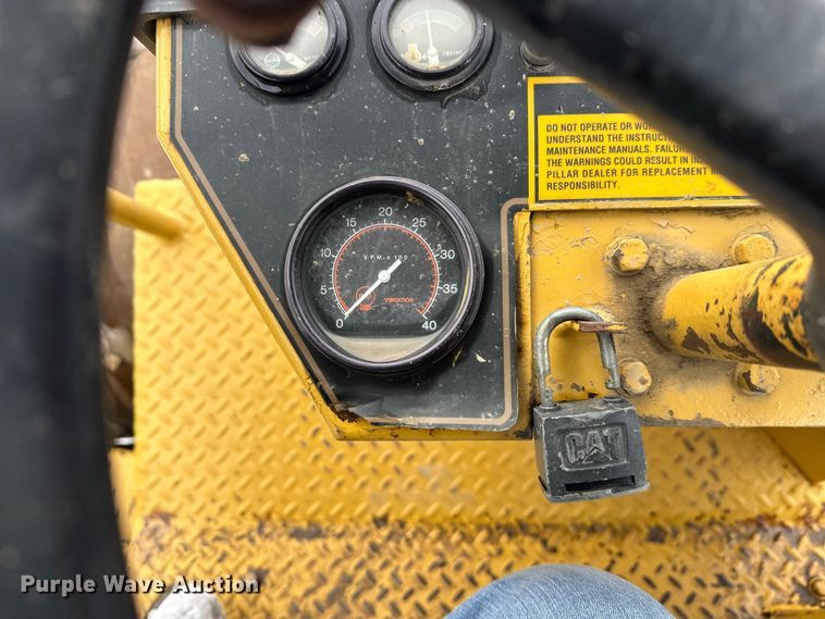 image for item FK1538 1994 Caterpillar CS563 single drum vibratory roller
