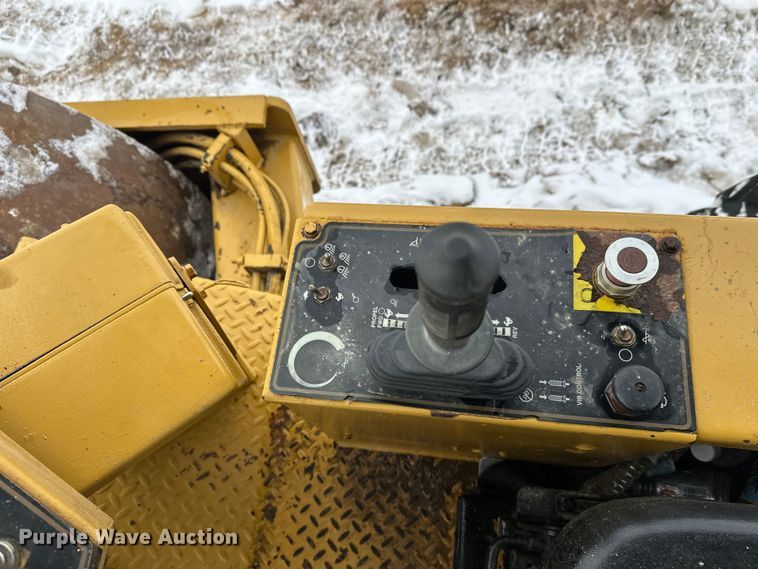 image for item FK1538 1994 Caterpillar CS563 single drum vibratory roller