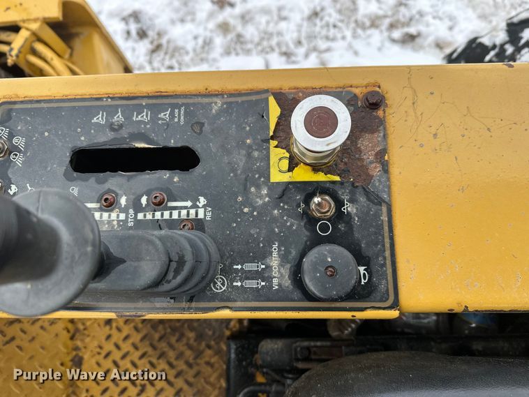 image for item FK1538 1994 Caterpillar CS563 single drum vibratory roller