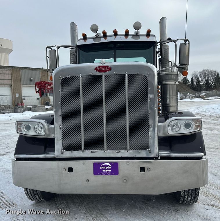 image for item FK1543 2015 Peterbilt 389 semi truck