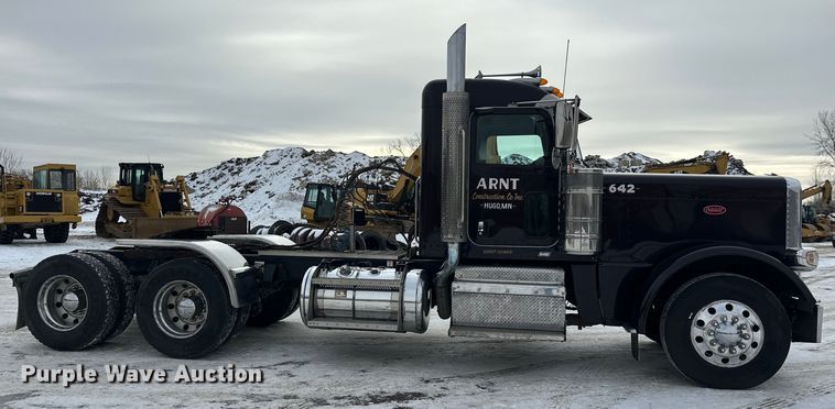 image for item FK1543 2015 Peterbilt 389 semi truck