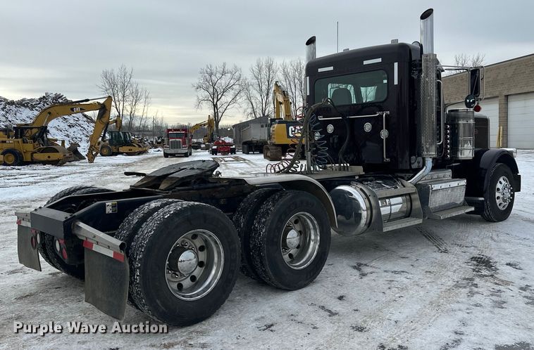 image for item FK1543 2015 Peterbilt 389 semi truck