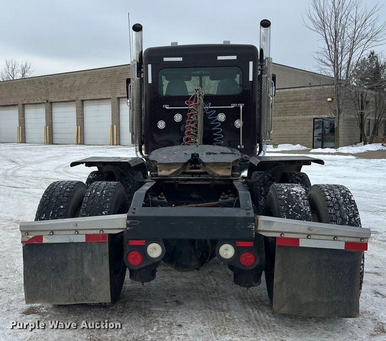 image for item FK1543 2015 Peterbilt 389 semi truck