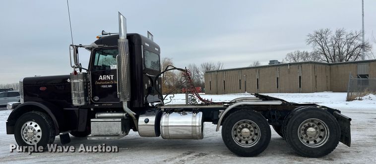 image for item FK1543 2015 Peterbilt 389 semi truck