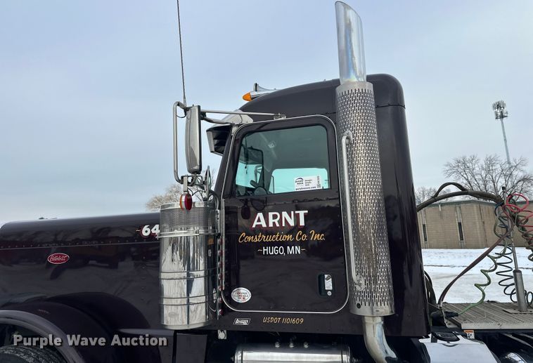 image for item FK1543 2015 Peterbilt 389 semi truck