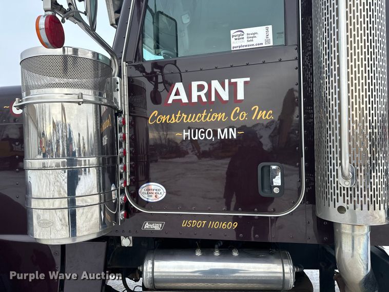 image for item FK1543 2015 Peterbilt 389 semi truck