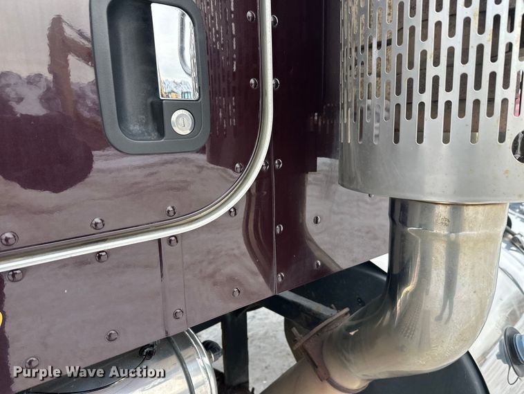 image for item FK1543 2015 Peterbilt 389 semi truck