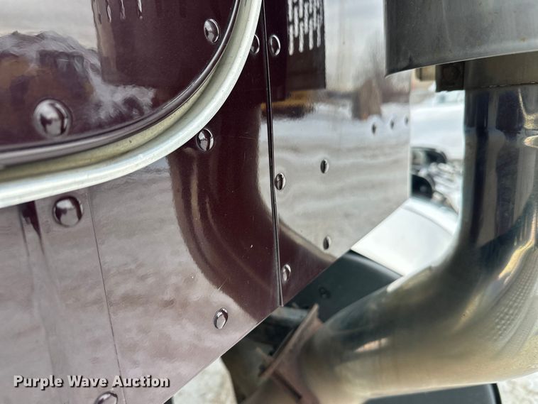 image for item FK1543 2015 Peterbilt 389 semi truck