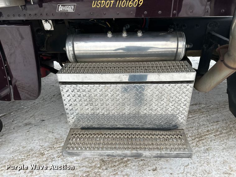 image for item FK1543 2015 Peterbilt 389 semi truck