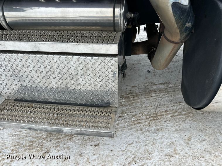 image for item FK1543 2015 Peterbilt 389 semi truck