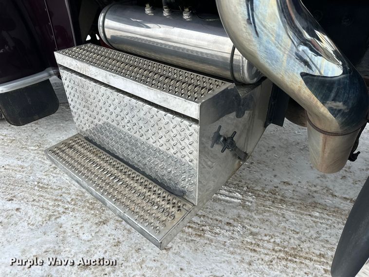 image for item FK1543 2015 Peterbilt 389 semi truck