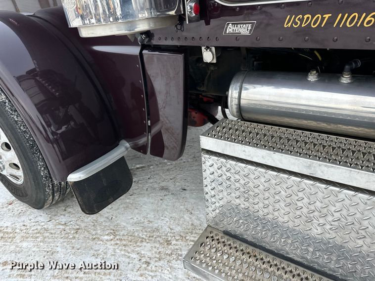 image for item FK1543 2015 Peterbilt 389 semi truck