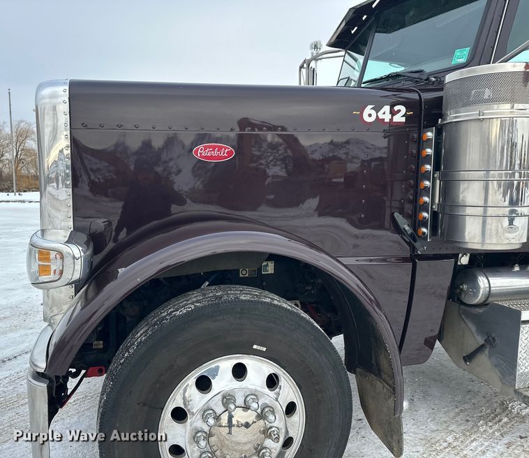 image for item FK1543 2015 Peterbilt 389 semi truck