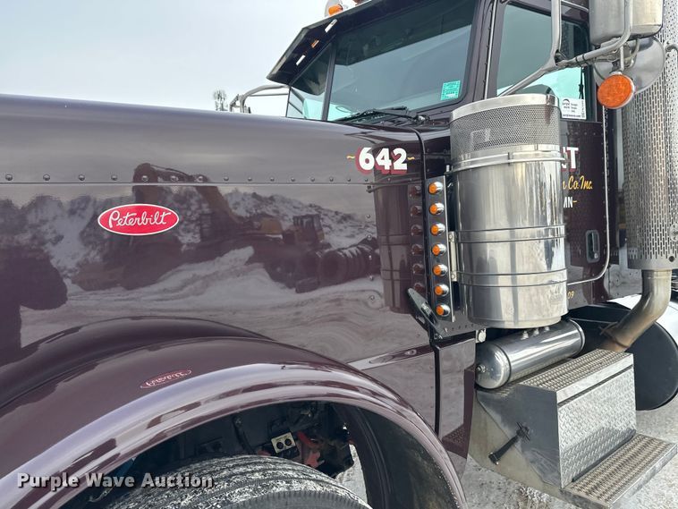 image for item FK1543 2015 Peterbilt 389 semi truck