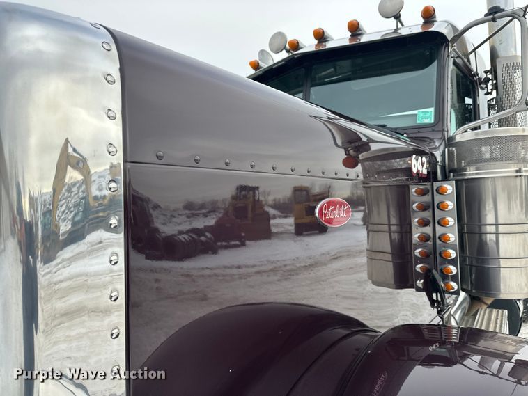 image for item FK1543 2015 Peterbilt 389 semi truck