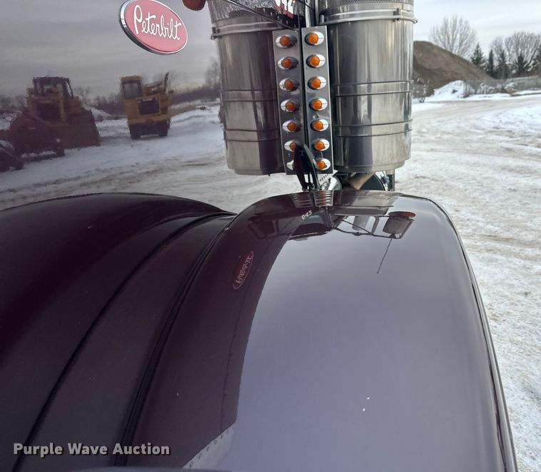 image for item FK1543 2015 Peterbilt 389 semi truck