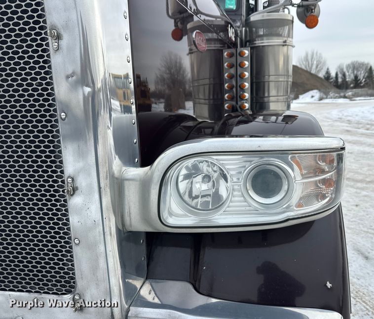 image for item FK1543 2015 Peterbilt 389 semi truck