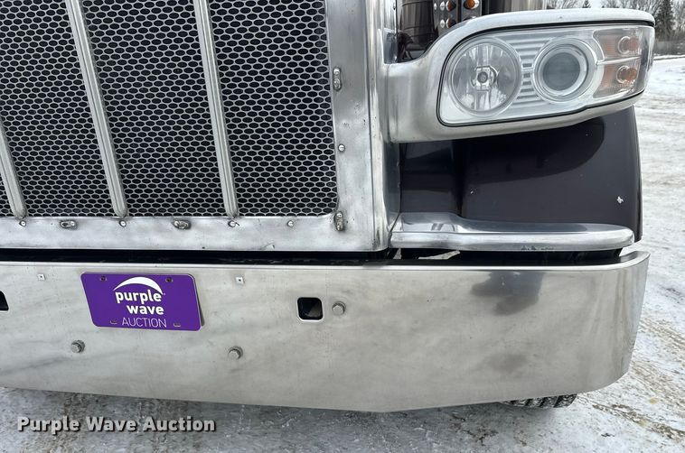 image for item FK1543 2015 Peterbilt 389 semi truck