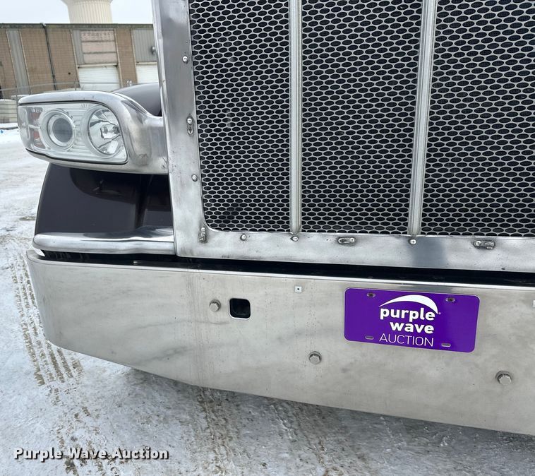 image for item FK1543 2015 Peterbilt 389 semi truck