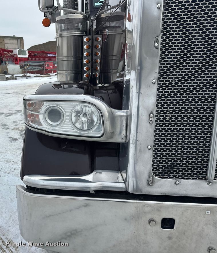 image for item FK1543 2015 Peterbilt 389 semi truck