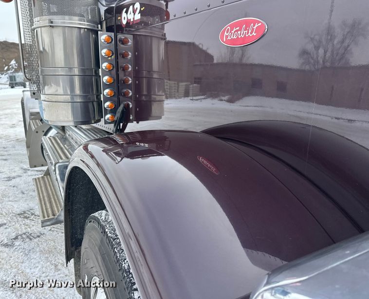 image for item FK1543 2015 Peterbilt 389 semi truck