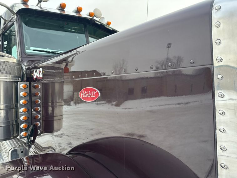 image for item FK1543 2015 Peterbilt 389 semi truck