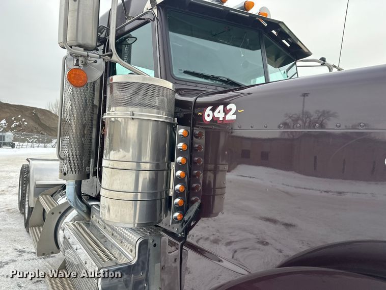 image for item FK1543 2015 Peterbilt 389 semi truck