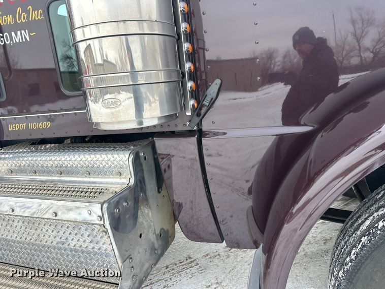 image for item FK1543 2015 Peterbilt 389 semi truck