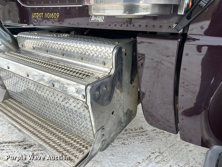 image for item FK1543 2015 Peterbilt 389 semi truck