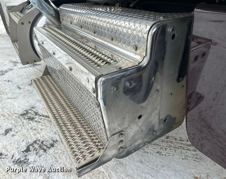 image for item FK1543 2015 Peterbilt 389 semi truck