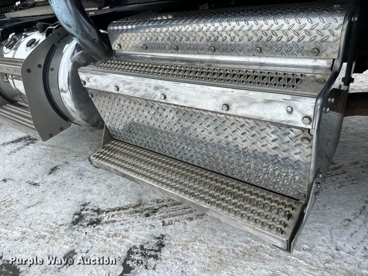 image for item FK1543 2015 Peterbilt 389 semi truck