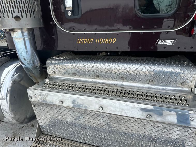 image for item FK1543 2015 Peterbilt 389 semi truck