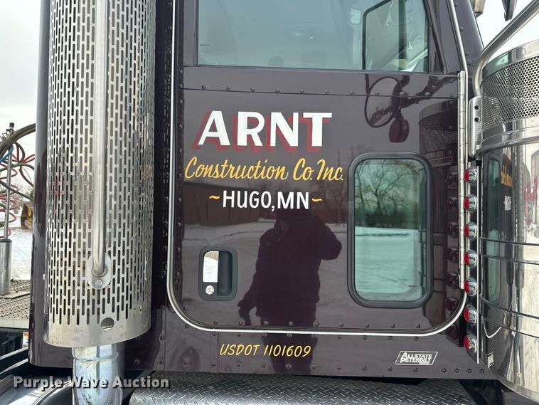 image for item FK1543 2015 Peterbilt 389 semi truck