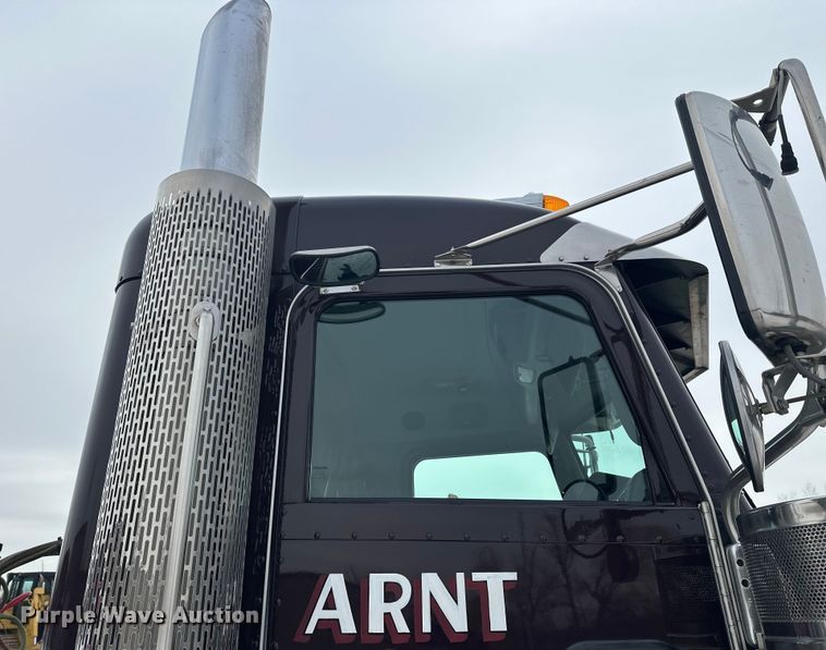 image for item FK1543 2015 Peterbilt 389 semi truck