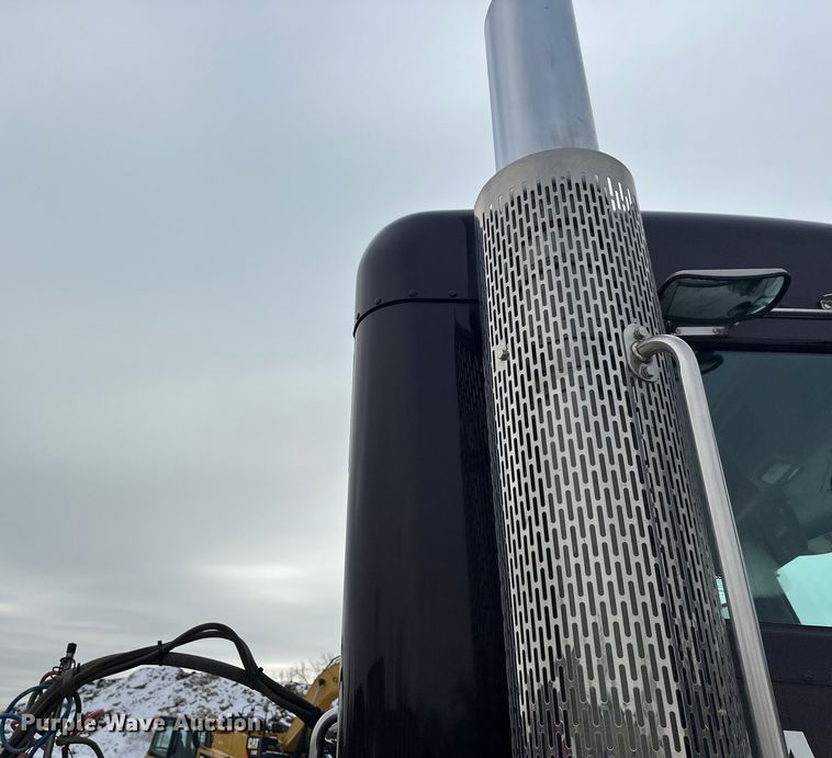 image for item FK1543 2015 Peterbilt 389 semi truck