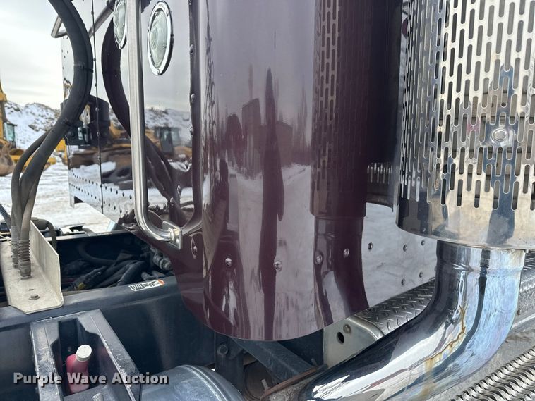 image for item FK1543 2015 Peterbilt 389 semi truck