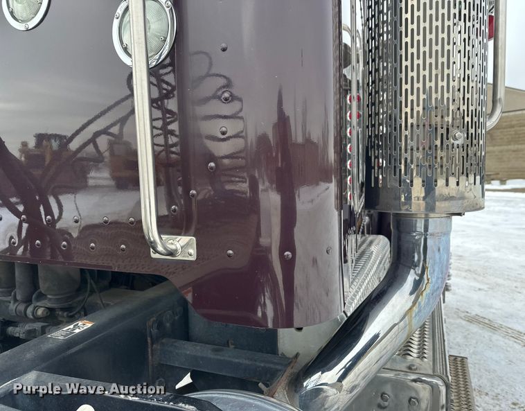 image for item FK1543 2015 Peterbilt 389 semi truck