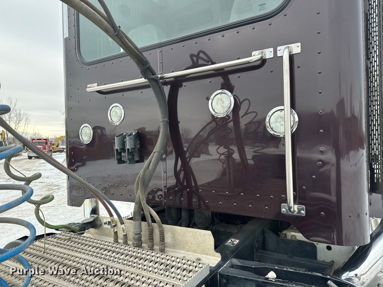 image for item FK1543 2015 Peterbilt 389 semi truck