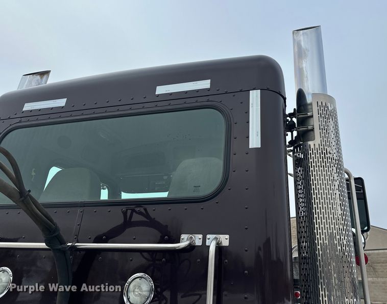 image for item FK1543 2015 Peterbilt 389 semi truck