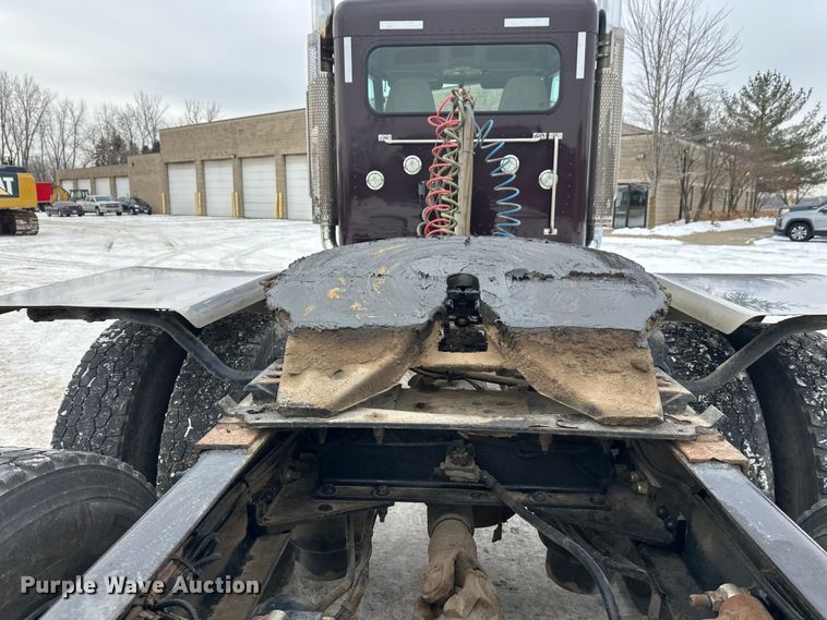 image for item FK1543 2015 Peterbilt 389 semi truck