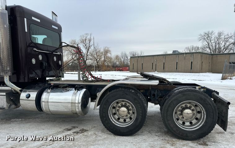 image for item FK1543 2015 Peterbilt 389 semi truck