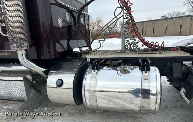 image for item FK1543 2015 Peterbilt 389 semi truck