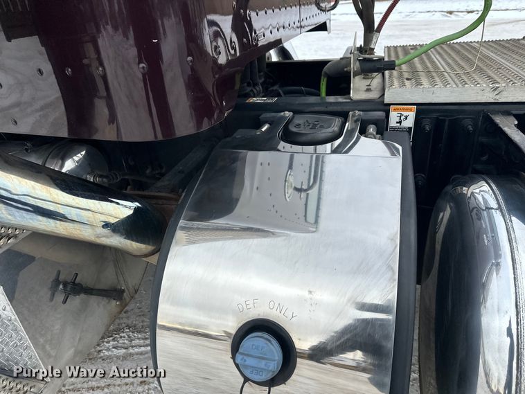 image for item FK1543 2015 Peterbilt 389 semi truck